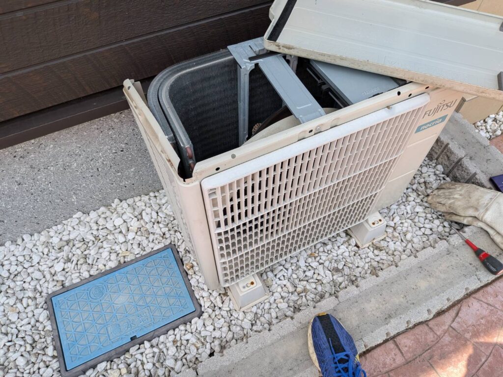 沼津市でエアコン室外機の中に侵入したアシナガバチの巣